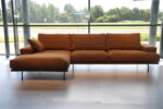 Cartel Living Matisse bank met ligelement in stof Oblis 05 oker, direct leverbaar.