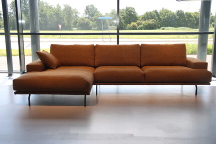 Cartel Living Matisse bank met ligelement in stof Oblis 05 oker, direct leverbaar.