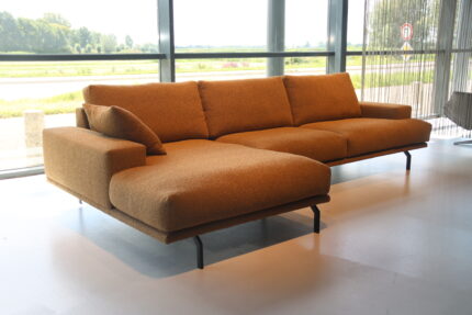 Cartel Living Matisse bank met ligelement in stof Oblis 05 oker, direct leverbaar.