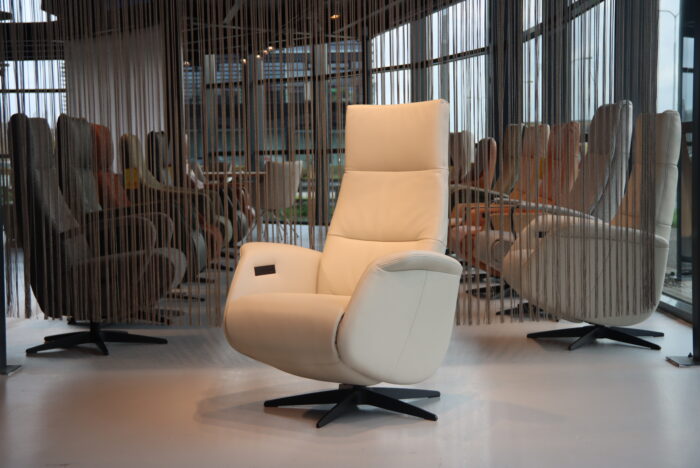 Elektrisch verstelbaar sta op stoel draai / relaxfauteuil / relaxstoel Leer Twice Pro TW-272 van De Toekomst met 3 motoren en een accu. Direct leverbaar