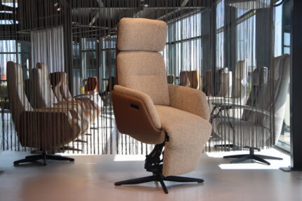Elektrisch verstelbaar relaxfauteuil met Sta op functie Combi stof met leer Twice Pro TW-269N van De Toekomst met 3 motoren en een accu. Direct leverbaar