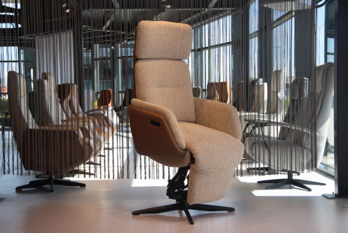 Elektrisch verstelbaar relaxfauteuil met Sta op functie Combi stof met leer Twice Pro TW-269N van De Toekomst met 3 motoren en een accu. Direct leverbaar