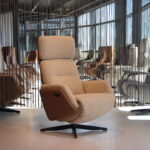 Elektrisch verstelbaar relaxfauteuil met Sta Op functie Combi stof met leer Twice Pro TW-269N van De Toekomst met 3 motoren en een accu. Direct leverbaar