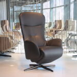 Elektrisch verstelbaar relaxfauteuil met Sta Op functie leer Twice Pro TW-302N van De Toekomst met 3 motoren en een accu. Direct leverbaar