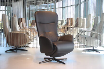 Elektrisch verstelbaar relaxfauteuil met Sta Op functie leer Twice Pro TW-302N van De Toekomst met 3 motoren en een accu. Direct leverbaar