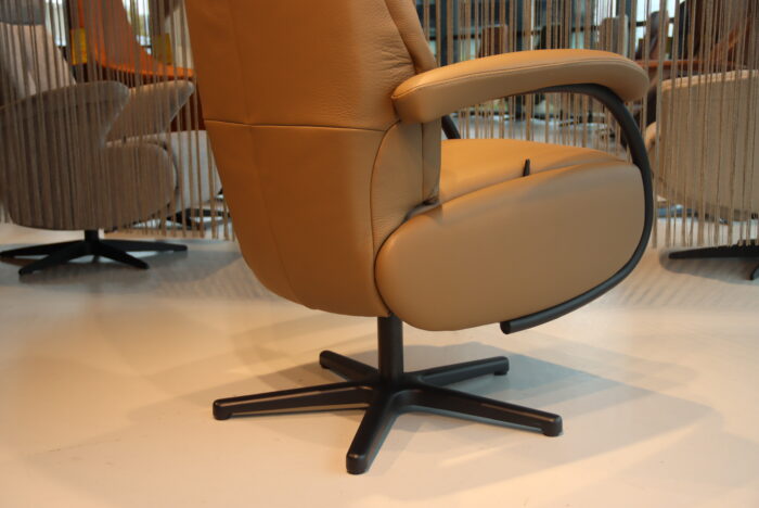 Relaxfauteuil manueel verstelbaar met gasveer / relaxstoel in Leer Feelz FZ R05-A05 van De Toekomst. Direct leverbaar.