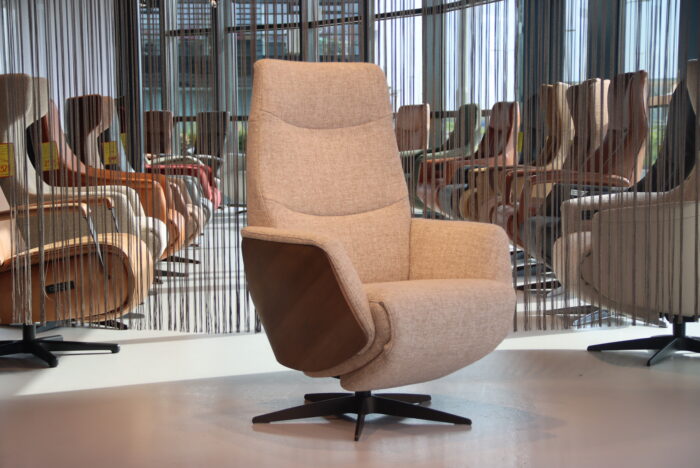 Relaxfauteuil Twice TW-274N met houten Schaal De Toekomst in De Ploegstof 3 motoren met accu. Direct leverbaar.