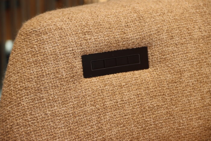 Relaxfauteuil Twice TW-274N met houten Schaal De Toekomst in De Ploegstof 3 motoren met accu. Direct leverbaar.