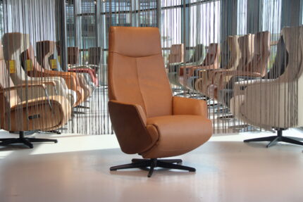 Relaxfauteuil Twice Pro TW-273N met houten Schaal De Toekomst in Rundleder Carmina 3 motoren met accu. Direct leverbaar.