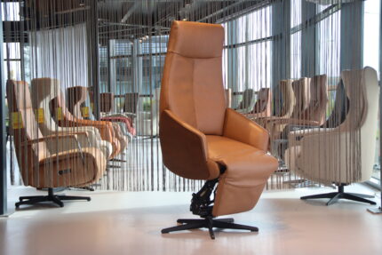Relaxfauteuil Twice Pro TW-273N met houten Schaal De Toekomst in Rundleder Carmina 3 motoren met accu. Direct leverbaar.