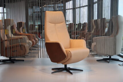 Relaxfauteuil Twice Pro TW-273N met houten Schaal De Toekomst in Rundleder Carmina 3 motoren met accu. Direct leverbaar.