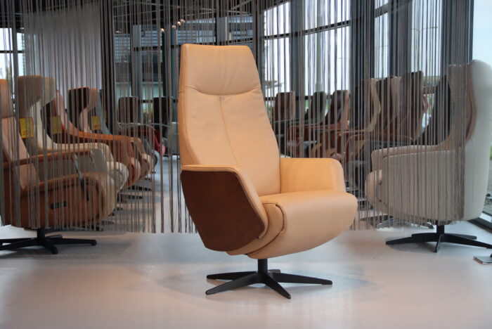 Relaxfauteuil Twice Pro TW-273N met houten Schaal De Toekomst in Rundleder Carmina 3 motoren met accu. Direct leverbaar.