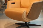 Relaxfauteuil Twice Pro TW-273N met houten Schaal De Toekomst in Rundleder Carmina 3 motoren met accu. Direct leverbaar.