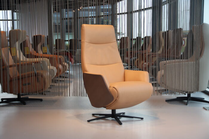 Relaxfauteuil Twice TW-274N met houten Schaal De Toekomst in Carmina Leer 3 motoren met accu. Direct leverbaar.