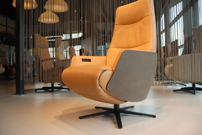Relaxfauteuil Twice TW-274N met houten Schaal De Toekomst in Carmina Leer 3 motoren met accu. Direct leverbaar.