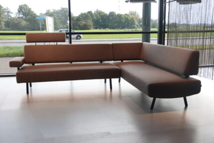 Design hoekbank Havee Cloak Bow van topontwerper Hans Daalder, direct leverbaar