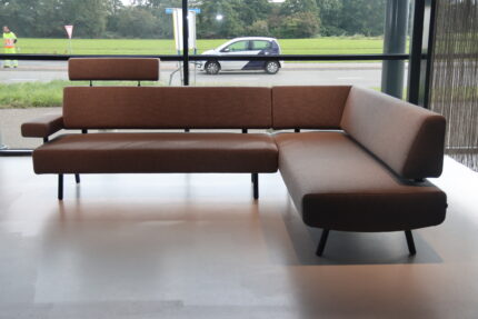 Design hoekbank Havee Cloak Bow van topontwerper Hans Daalder, direct leverbaar