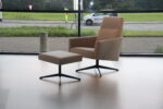 Havee Cloak Pearl design fauteuil met hocker in stof Rohi. Direct leverbaar.