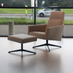 Havee Cloak Pearl design fauteuil met hocker in stof Rohi. Direct leverbaar.