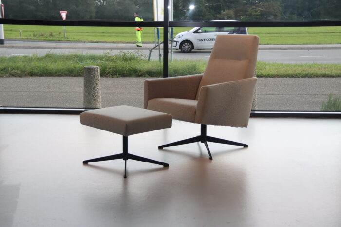 Havee Cloak Pearl design fauteuil met hocker in stof Rohi. Direct leverbaar.