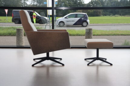 Havee Cloak Pearl design fauteuil met hocker in stof Rohi. Direct leverbaar.