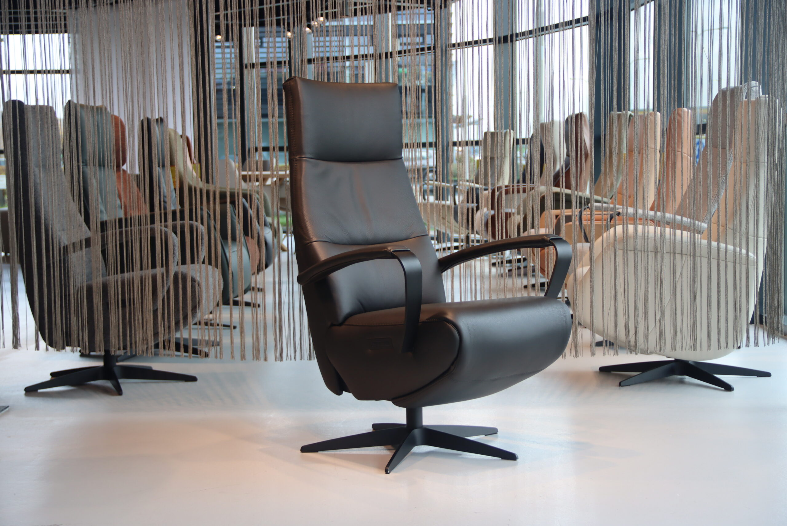 Elektrisch verstelbaar relaxfauteuil Twice Pro TW-270N van De Toekomst met 3 motoren en een accu in Prestige Leer.