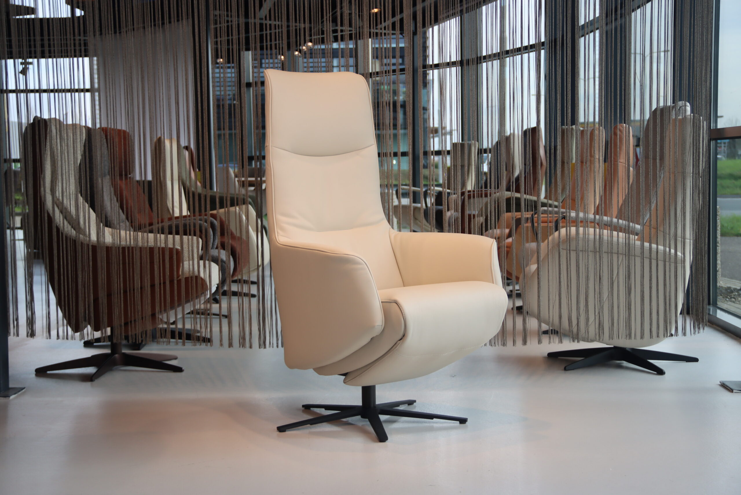Elektrisch verstelbaar relaxfauteuil Twice Pro TW-083N van De Toekomst met 3 motoren en een accu in Prestige Leer.