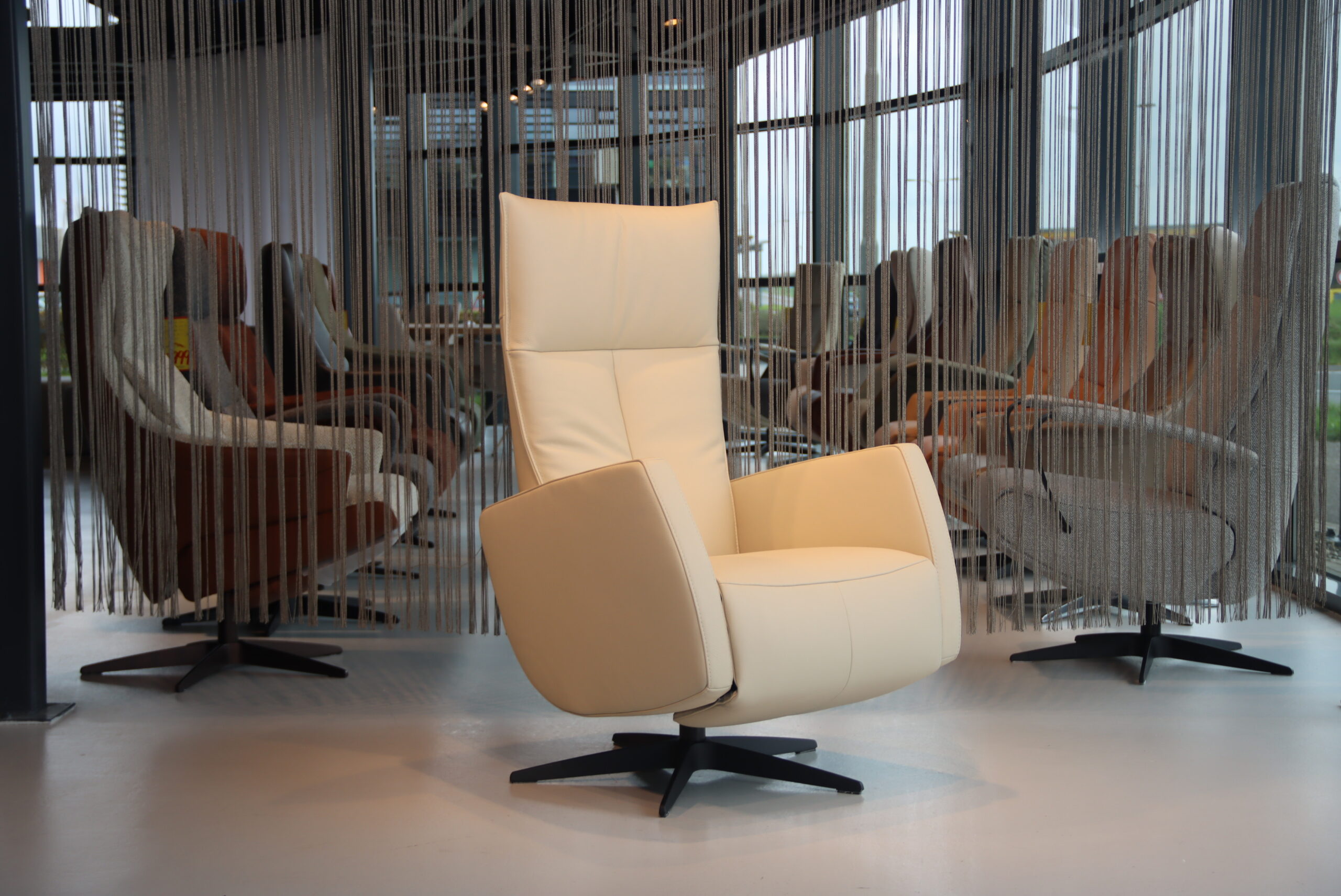 Gealux Relaxfauteuil GLX007-25 Draai in Leer kleur Beige. Direct leverbaar. Gealux Relaxfauteuil GLX007-25 Draai in Leer kleur Beige. Direct leverbaar.