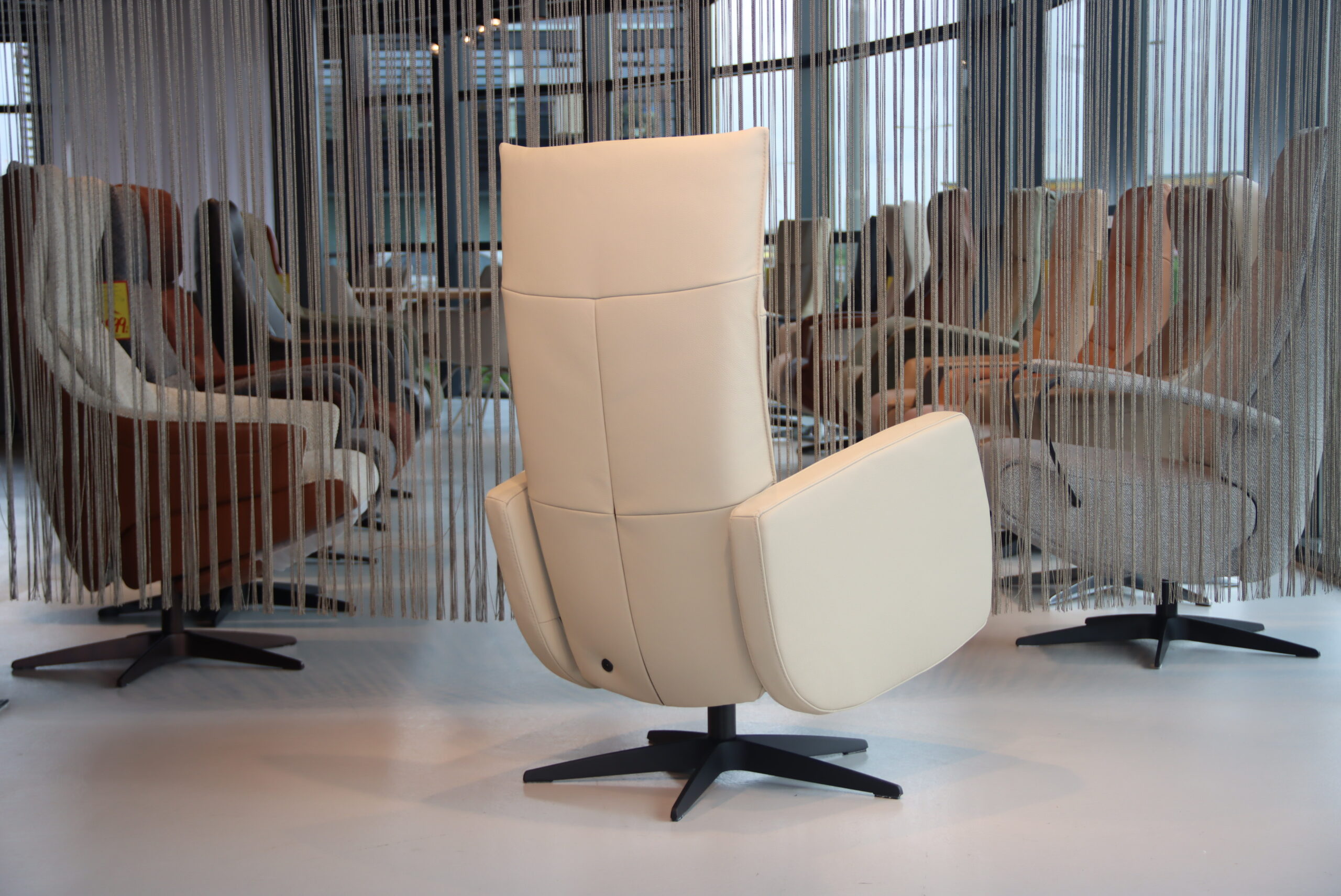 Gealux Relaxfauteuil GLX007-25 Draai in Leer kleur Beige. Direct leverbaar. Gealux Relaxfauteuil GLX007-25 Draai in Leer kleur Beige. Direct leverbaar.