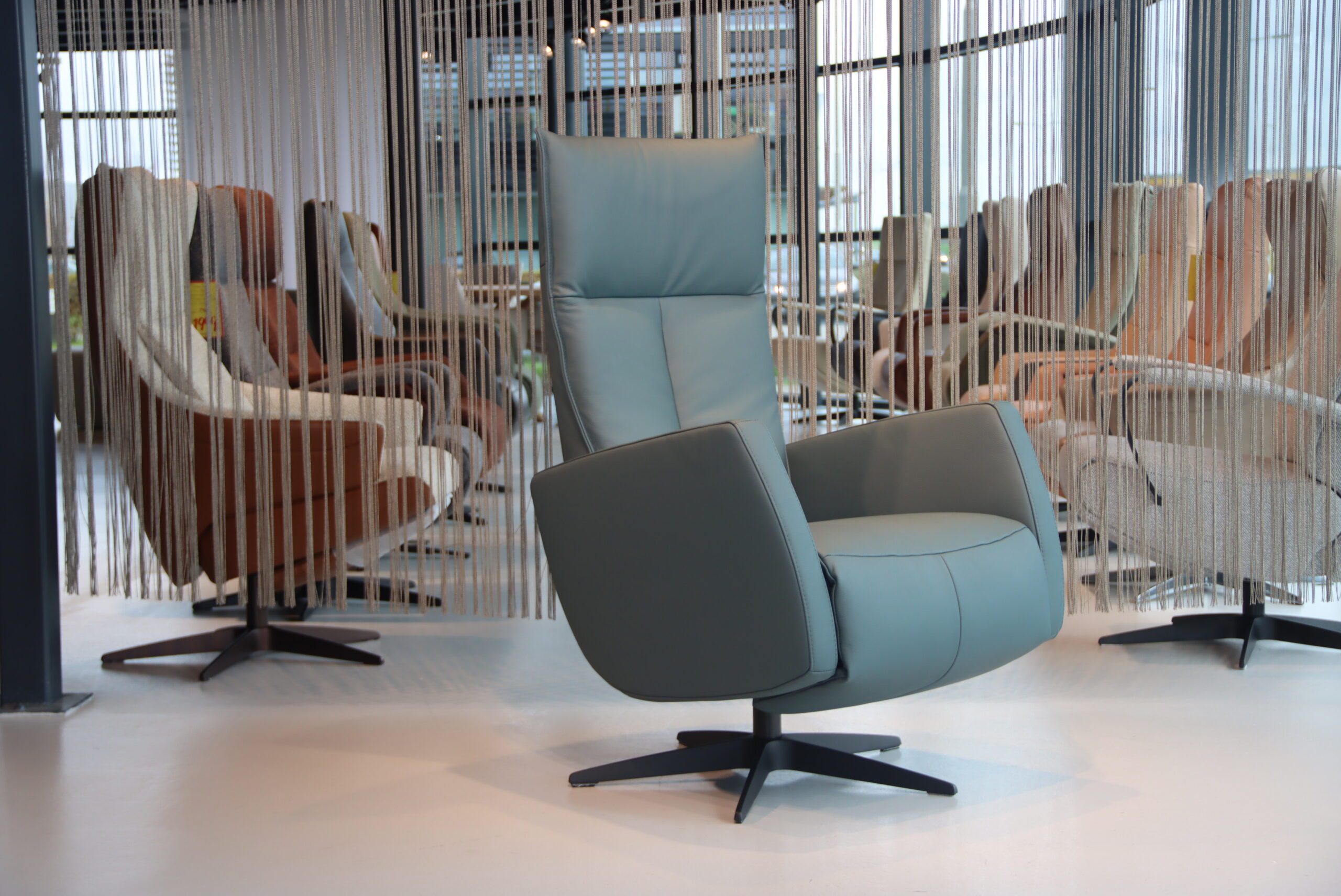 Gealux Relaxfauteuil GLX013-25 Draai in Leer kleur Blauw. Direct leverbaar. Gealux Relaxfauteuil GLX013-25 Draai in Leer kleur Blauw. Direct leverbaar.