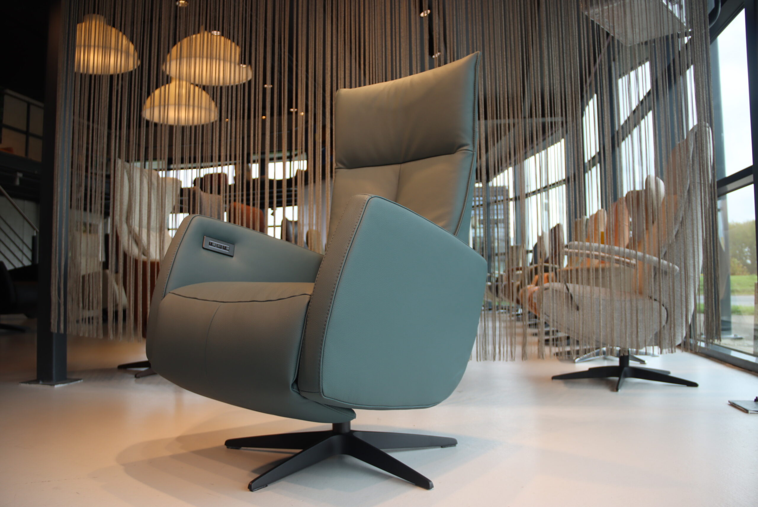 Gealux Relaxfauteuil GLX013-25 Draai in Leer kleur Blauw. Direct leverbaar. Gealux Relaxfauteuil GLX013-25 Draai in Leer kleur Blauw. Direct leverbaar.