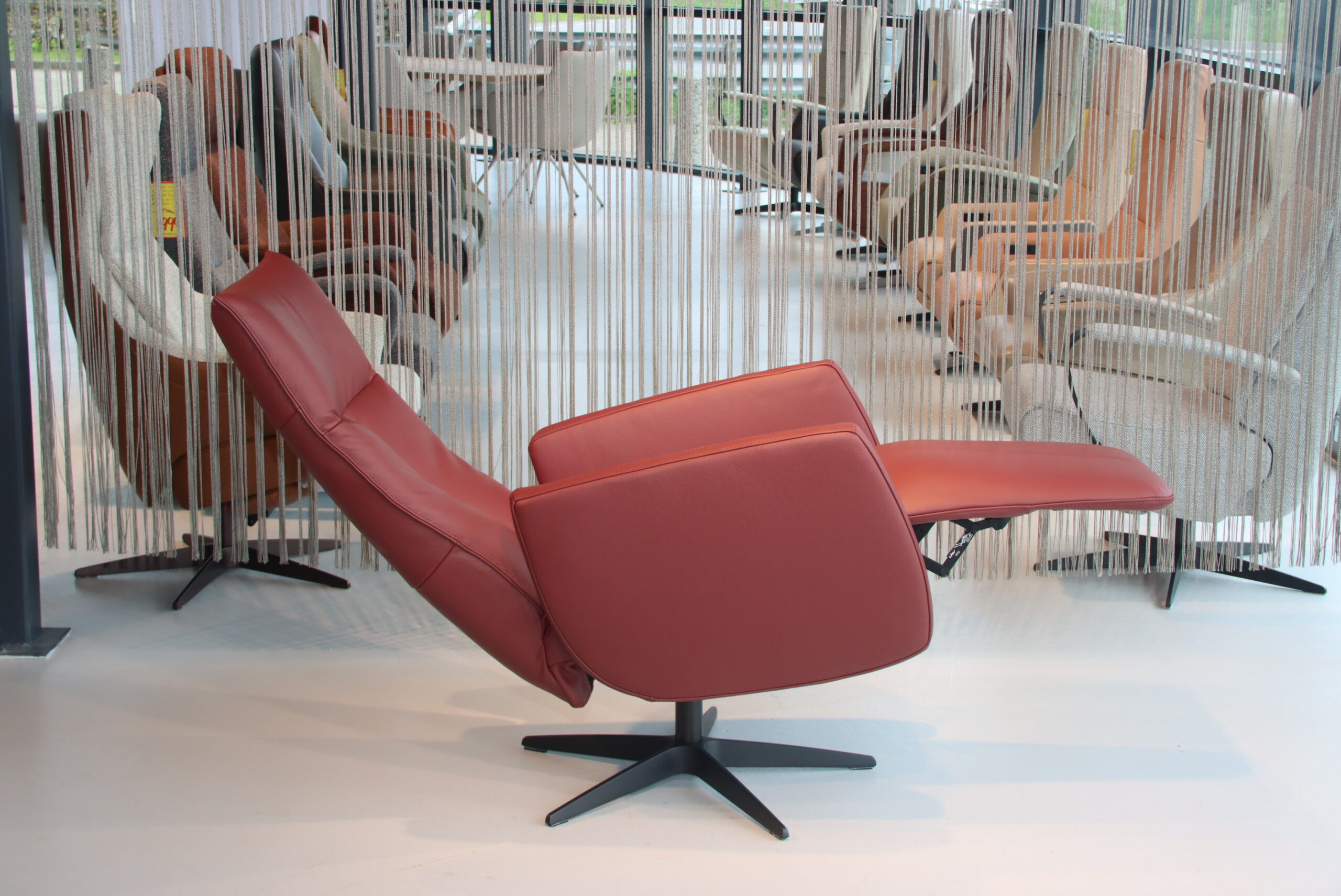 IMG_8669 Gealux Relaxfauteuil GLX013-25 Draai in Leer kleur Rood. Direct leverbaar. - Afbeelding 3