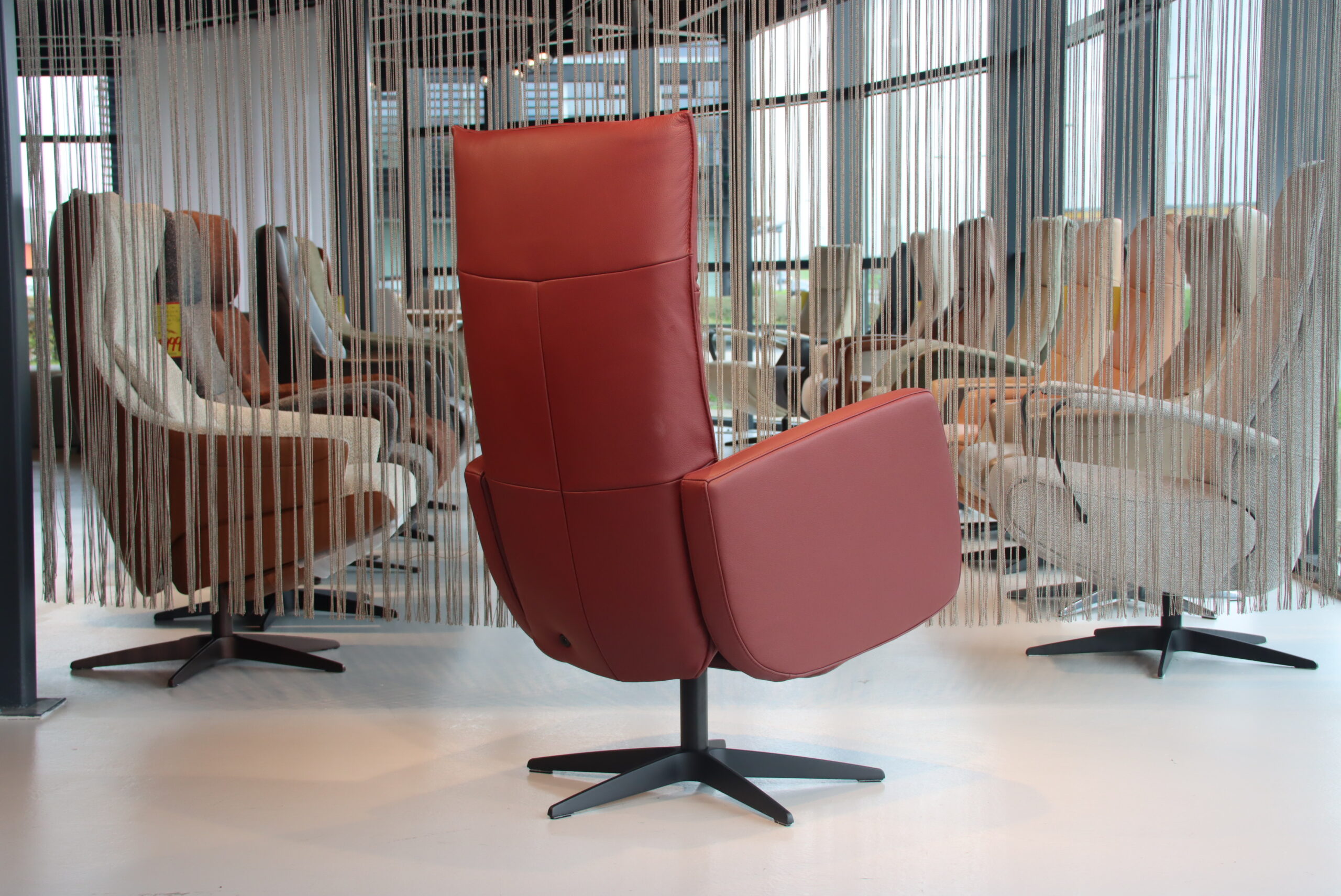 IMG_8671 Gealux Relaxfauteuil GLX013-25 Draai in Leer kleur Rood. Direct leverbaar. - Afbeelding 5