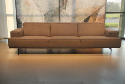 Enzo Luca 4 zitsbank Naso 285 cm breed in stof, direct leverbaar met fabrieksgarantie.