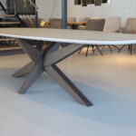 Grote eettafel 3 meter HPL blad / massief eiken onderstel van Koopmans Meubelen.