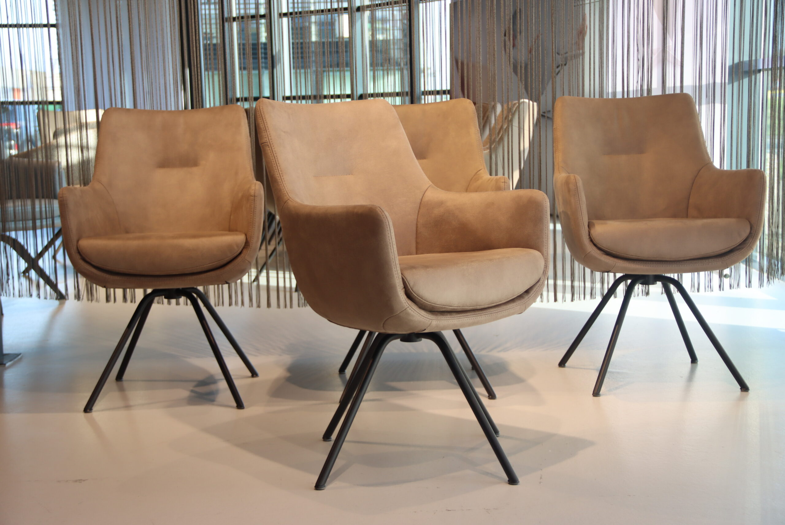 4x Gealux Miami/ Sanne / Gareth / Seattle eetkamerstoel draai in Stof kleur liver/Zand. Direct uit voorraad leverbaar. 4x Gealux Miami/ Sanne / Gareth / Seattle eetkamerstoel draai in Stof kleur liver/Zand. Direct uit voorraad leverbaar.