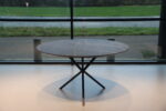 Ronde eettafel 140 cm HPL blad Marmer met zwart metalen onderstel Koopmans Meubelen. Direct Leverbaar.