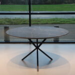 Ronde eettafel 140 cm HPL blad Marmer met zwart metalen onderstel Koopmans Meubelen. Direct Leverbaar.