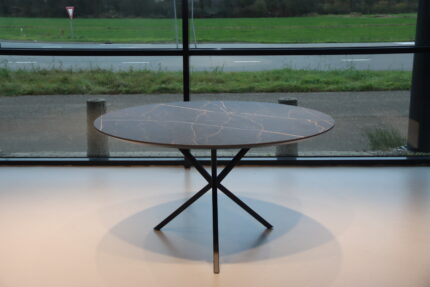 Ronde eettafel 140 cm HPL blad Marmer met zwart metalen onderstel Koopmans Meubelen. Direct Leverbaar.