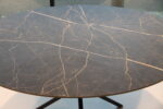 Ronde eettafel 140 cm HPL blad Marmer look met zwart metalen onderstel Koopmans Meubelen. Direct Leverbaar. - Afbeelding 2