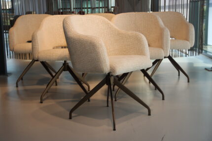 6x eetkamerstoel 437 Draai Koopmans Meubelen Stof Mirtillo A55 kleur Creme