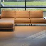 Cartel Living Flex Lounge Hoge rug met ligelement en kastje zwart eiken in het stof Blend kleur Sand