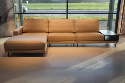 Cartel Living Flex Lounge Hoge rug met ligelement en kastje zwart eiken in het stof Blend kleur Sand