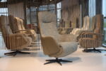 Elektrisch verstelbaar relaxfauteuil/relaxstoel Twice Pro TW-305N van meubelfabriek De Toekomst in combi. Ploegstof Mida 85 / leer Prestige Avocado met 3 motoren en een accu.