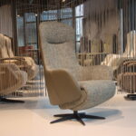 Elektrisch verstelbaar relaxfauteuil/relaxstoel Twice Pro TW-305N van meubelfabriek De Toekomst in combi. Ploegstof Mida 85 / leer Prestige Avocado met 3 motoren en een accu.