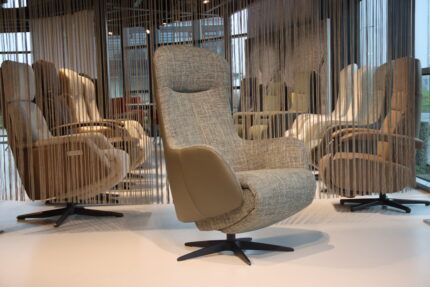 Elektrisch verstelbaar relaxfauteuil/relaxstoel Twice Pro TW-305N van meubelfabriek De Toekomst in combi. Ploegstof Mida 85 / leer Prestige Avocado met 3 motoren en een accu.