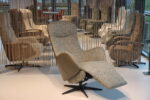 Elektrisch verstelbaar relaxfauteuil/relaxstoel Twice Pro TW-305N van meubelfabriek De Toekomst in combi. Ploegstof Mida 85 / leer Prestige Avocado met 3 motoren en een accu.