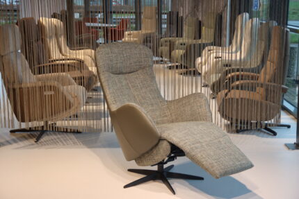 Elektrisch verstelbaar relaxfauteuil/relaxstoel Twice Pro TW-305N van meubelfabriek De Toekomst in combi. Ploegstof Mida 85 / leer Prestige Avocado met 3 motoren en een accu.