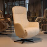 Elektrisch verstelbaar relaxfauteuil / relaxstoel met sta op hulp / sta-op-stoel Twice Pro TW-305N van meubelfabriek De Toekomst in combi. Ploegstof Mida 01 / leer Semira 5800 beige met 3 motoren en een accu.
