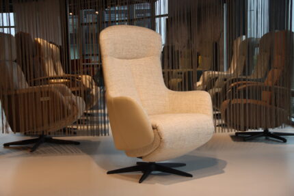 Elektrisch verstelbaar relaxfauteuil / relaxstoel met sta op hulp / sta-op-stoel Twice Pro TW-305N van meubelfabriek De Toekomst in combi. Ploegstof Mida 01 / leer Semira 5800 beige met 3 motoren en een accu.